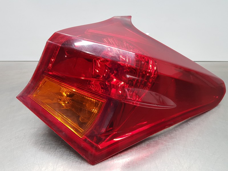 Recambio de piloto trasero derecho para toyota auris active referencia OEM IAM 8155102740  