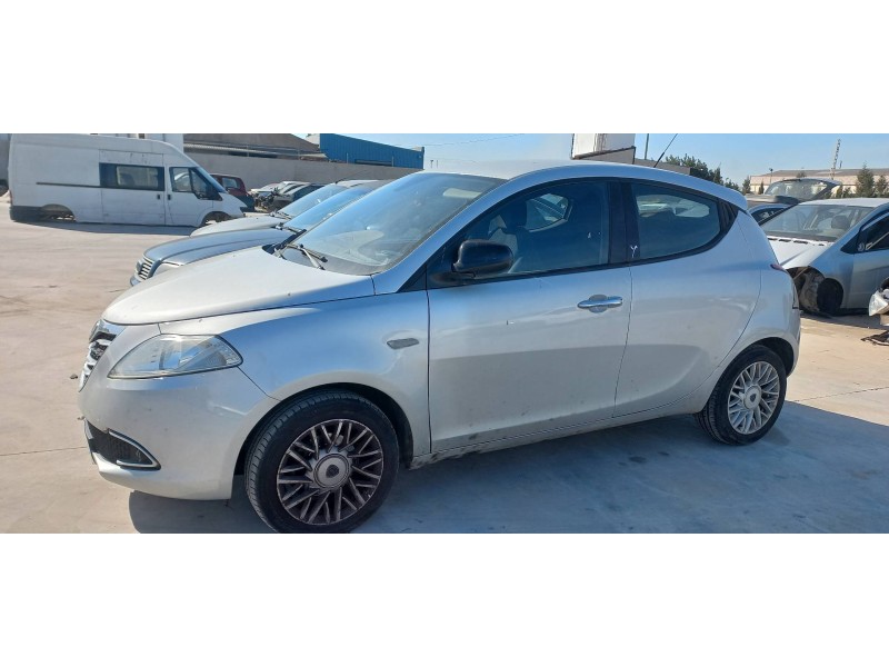 lancia ypsilon (402) del año 2013