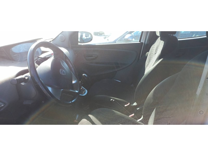 lancia ypsilon (402) del año 2013