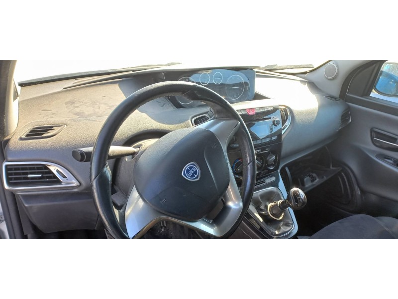 lancia ypsilon (402) del año 2013