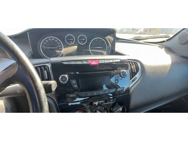 lancia ypsilon (402) del año 2013