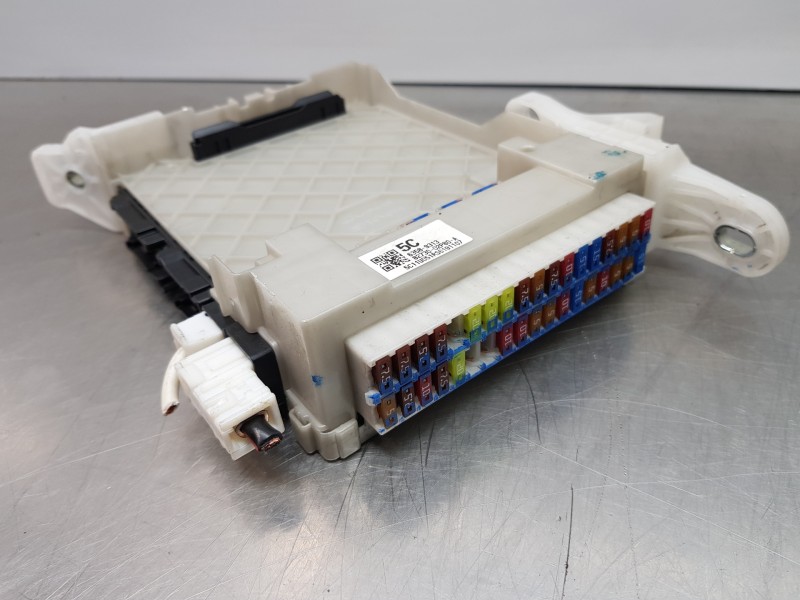 Recambio de caja reles / fusibles para toyota corolla touring sports (e21) hybrid referencia OEM IAM 8273002P80 8273002P80A 