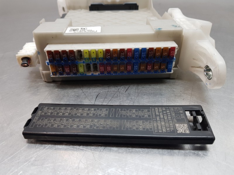 Recambio de caja reles / fusibles para toyota corolla touring sports (e21) hybrid referencia OEM IAM 8273002P80 8273002P80A 