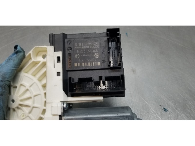 Recambio de motor elevalunas delantero derecho para seat leon (1p1) reference referencia OEM IAM 1T0959702C00D 1P0837402  Recambio de motor elevalunas delantero derecho para seat leon (1p1) reference referencia OEM IAM 1T0959702C00D 1P0837402