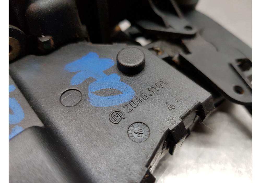 Recambio de cerradura puerta delantera derecha para mercedes clase m (w163) 270 cdi referencia OEM IAM A1637202835 20461101 