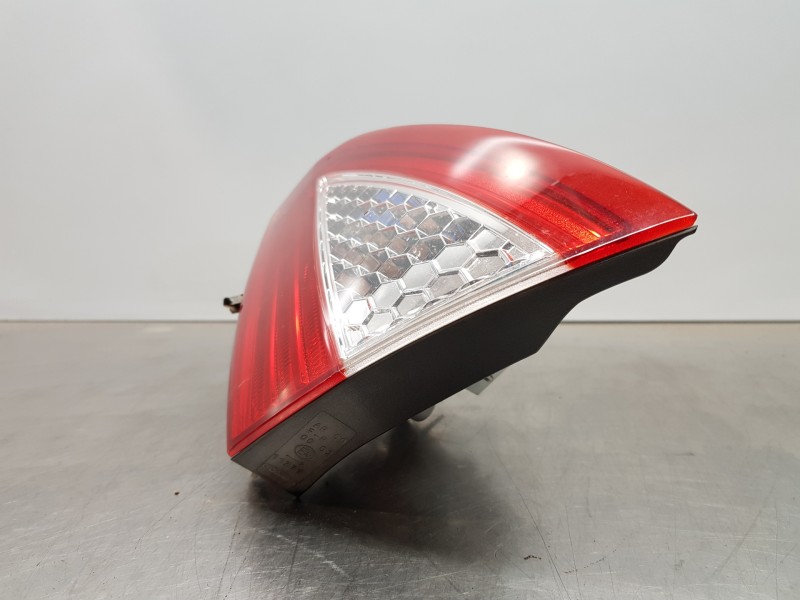 Recambio de piloto trasero derecho interior para ford mondeo ber. (ca2) trend referencia OEM IAM 1486766 7S7113A602NF  Recambio de piloto trasero derecho interior para ford mondeo ber. (ca2) trend referencia OEM IAM 1486766 7S7113A602NF