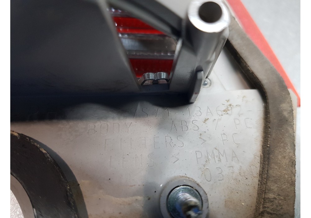 Recambio de piloto trasero derecho interior para ford mondeo ber. (ca2) trend referencia OEM IAM 1486766 7S7113A602NF  Recambio de piloto trasero derecho interior para ford mondeo ber. (ca2) trend referencia OEM IAM 1486766 7S7113A602NF