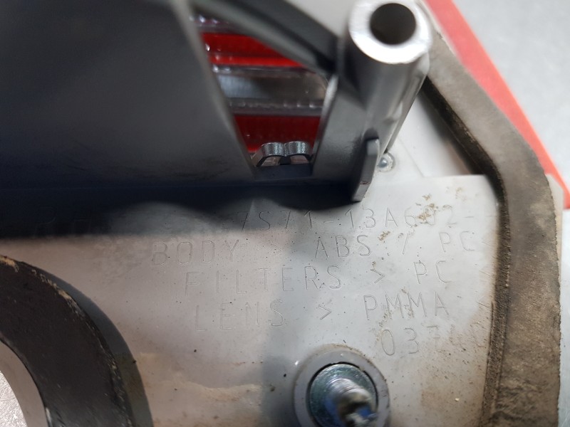 Recambio de piloto trasero derecho interior para ford mondeo ber. (ca2) trend referencia OEM IAM 1486766 7S7113A602NF  Recambio de piloto trasero derecho interior para ford mondeo ber. (ca2) trend referencia OEM IAM 1486766 7S7113A602NF