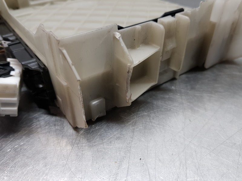 Recambio de caja reles / fusibles para toyota c-hr hybrid referencia OEM IAM 82730F4010B 82730F4010 