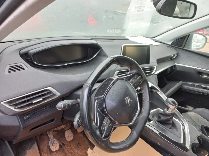 peugeot 5008 del año 2025