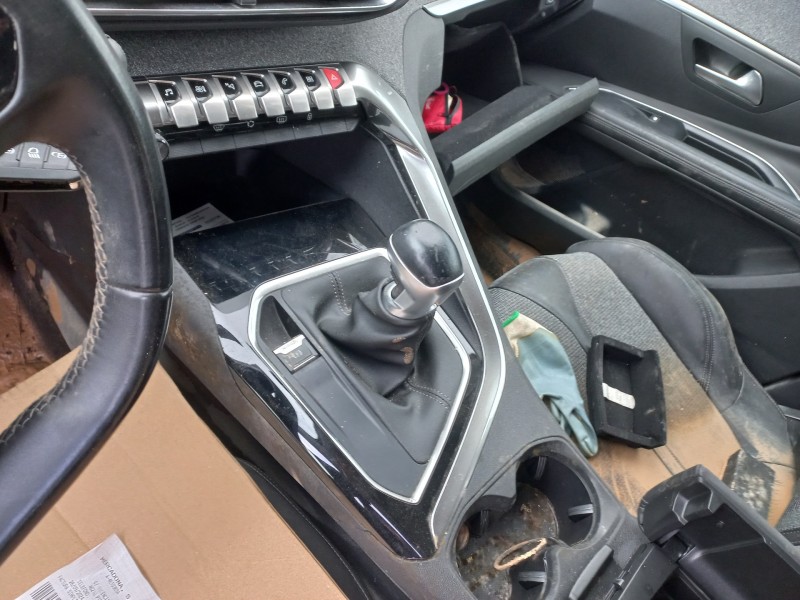 peugeot 5008 del año 2025