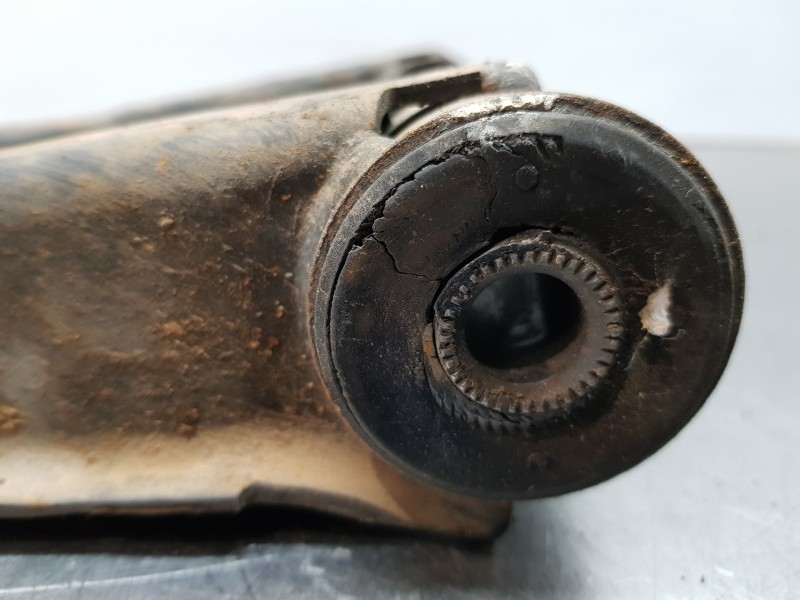 Recambio de brazo suspension superior delantero izquierdo para renault maxity 130 dxi referencia OEM IAM 5001871612  