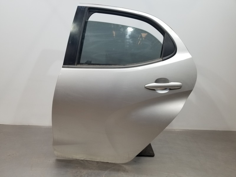 Recambio de puerta trasera izquierda para toyota yaris hybrid referencia OEM IAM 67004K0060  