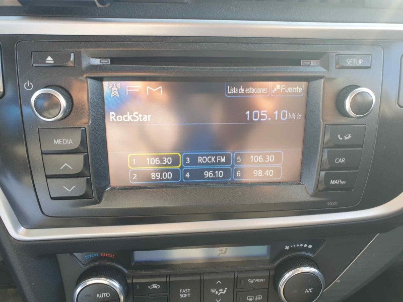 toyota auris del año 2012