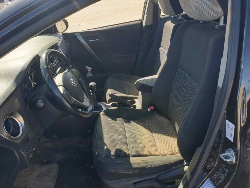 toyota auris del año 2012