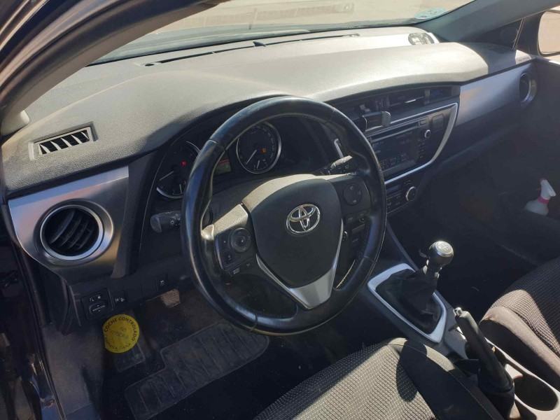 toyota auris del año 2012