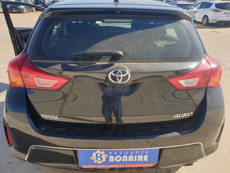 toyota auris del año 2012