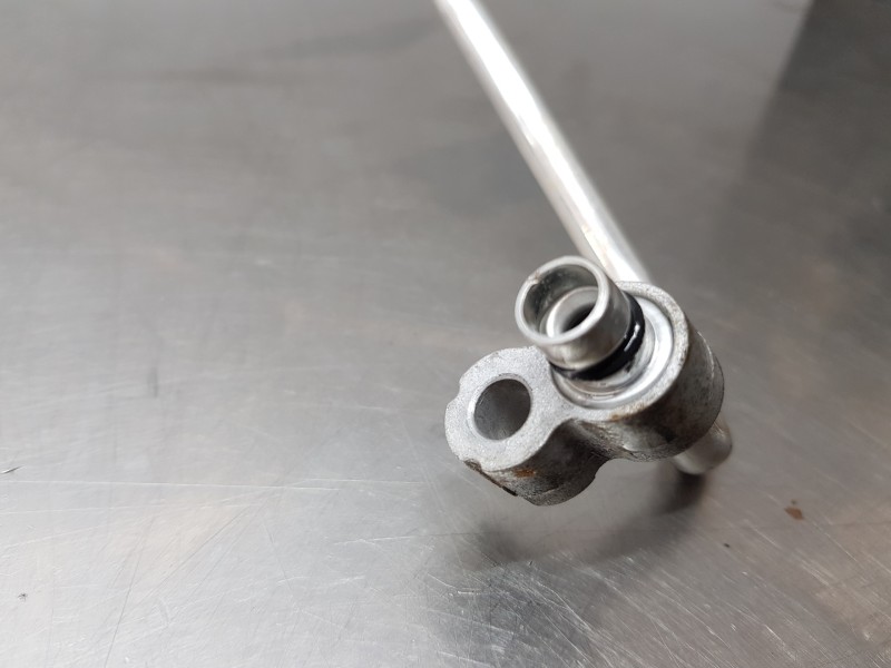 Recambio de tubos aire acondicionado para toyota yaris hybrid referencia OEM IAM 88710K0060  