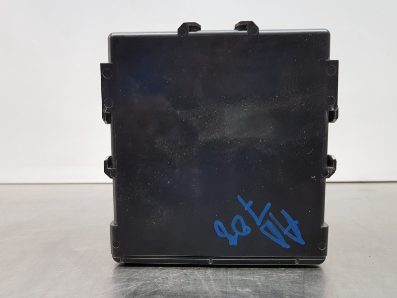 Recambio de modulo confort para toyota yaris hybrid referencia OEM IAM 89981K0010 MB2860000012 