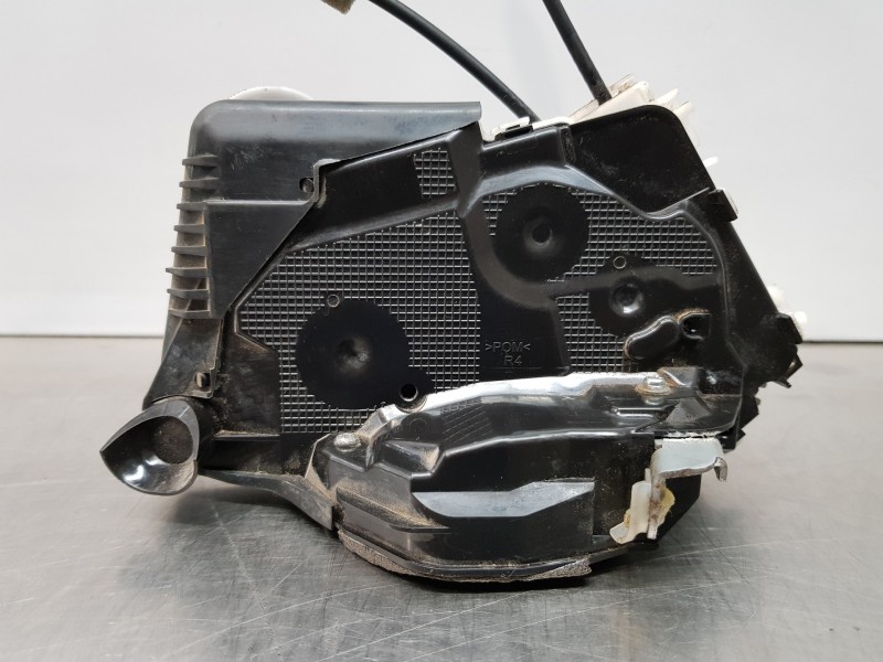 Recambio de cerradura puerta delantera derecha para toyota yaris hybrid referencia OEM IAM 69030K0040  