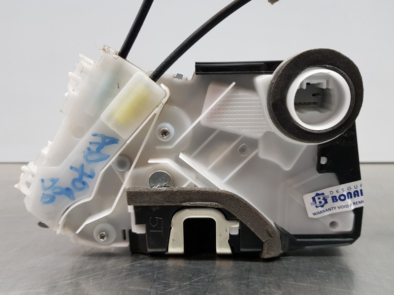 Recambio de cerradura puerta delantera derecha para toyota yaris hybrid referencia OEM IAM 69030K0040  