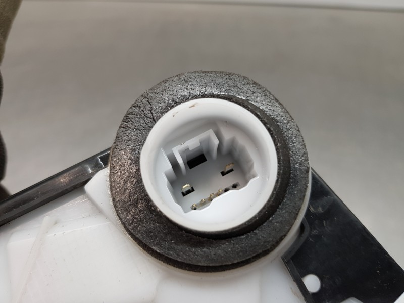 Recambio de cerradura puerta delantera derecha para toyota yaris hybrid referencia OEM IAM 69030K0040  