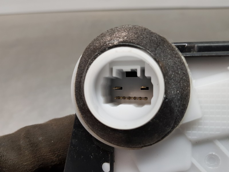 Recambio de cerradura puerta delantera izquierda para toyota yaris hybrid referencia OEM IAM 69040K0040  