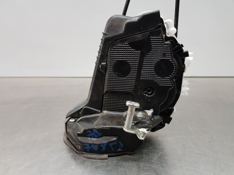 Recambio de cerradura puerta trasera derecha para toyota yaris hybrid referencia OEM IAM 69050K0030  