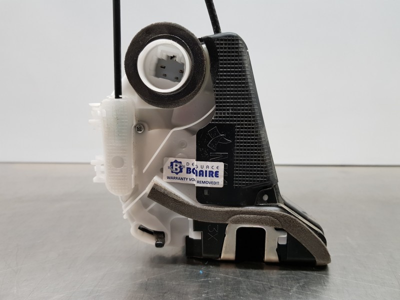 Recambio de cerradura puerta trasera derecha para toyota yaris hybrid referencia OEM IAM 69050K0030  