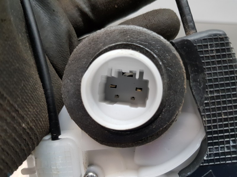 Recambio de cerradura puerta trasera derecha para toyota yaris hybrid referencia OEM IAM 69050K0030  