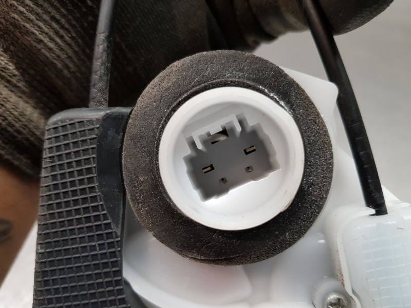 Recambio de cerradura puerta trasera izquierda para toyota yaris hybrid referencia OEM IAM 69060K0030  