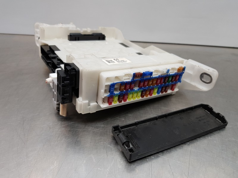 Recambio de caja reles / fusibles para toyota yaris hybrid referencia OEM IAM 82730K0110  