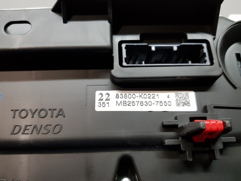 Recambio de cuadro instrumentos para toyota yaris hybrid referencia OEM IAM 83800K0221  