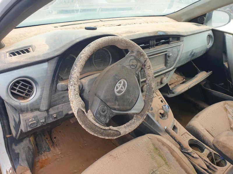 toyota auris del año 2014