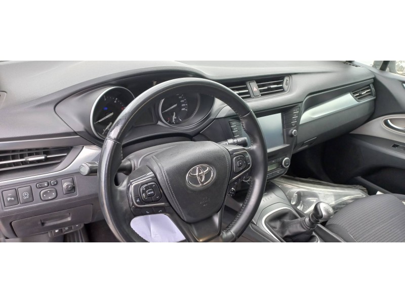 toyota avensis touring sports del año 2015