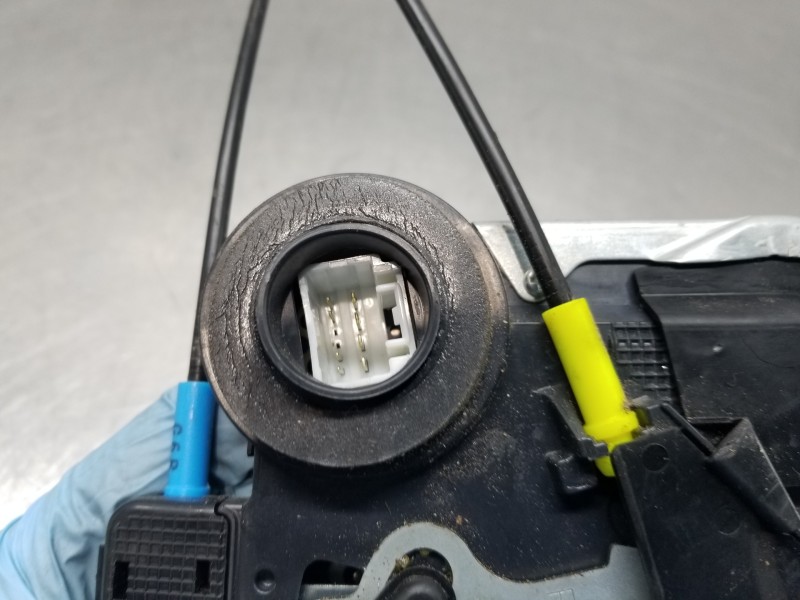 Recambio de cerradura puerta trasera derecha para lexus nx essence referencia OEM IAM 6905012410  