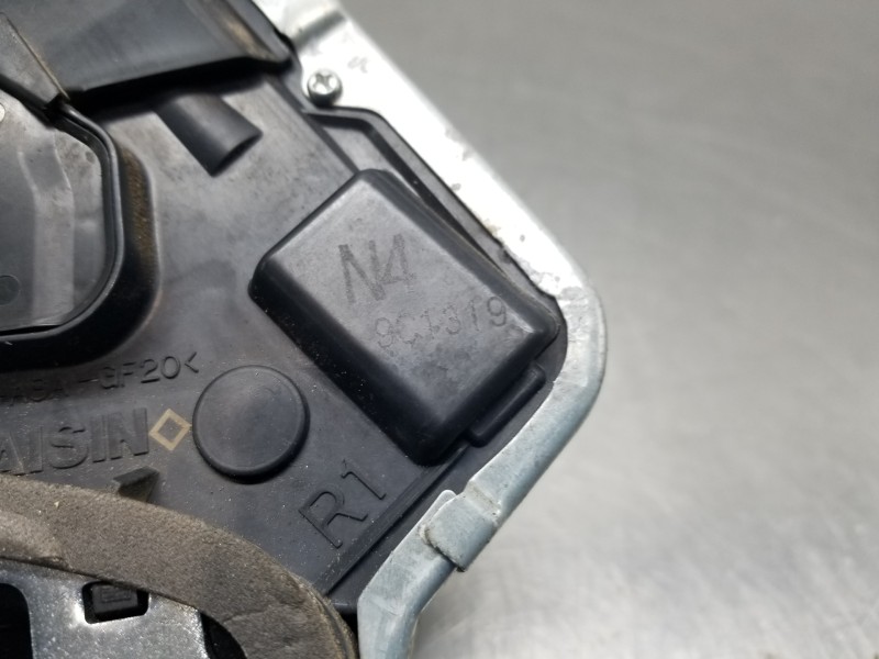 Recambio de cerradura puerta trasera derecha para lexus nx essence referencia OEM IAM 6905012410  