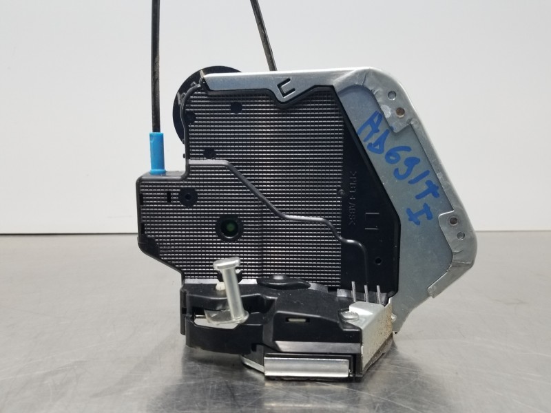 Recambio de cerradura puerta trasera izquierda para lexus nx essence referencia OEM IAM 6906012410  