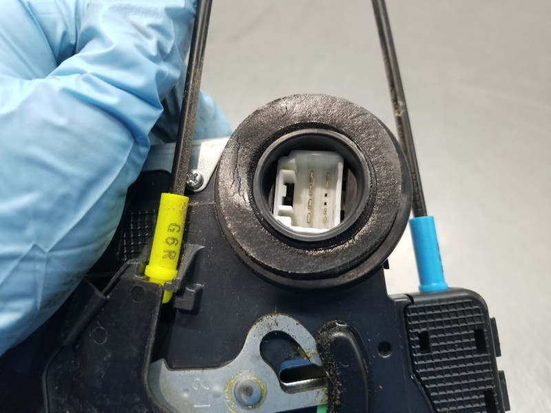 Recambio de cerradura puerta trasera izquierda para lexus nx essence referencia OEM IAM 6906012410  