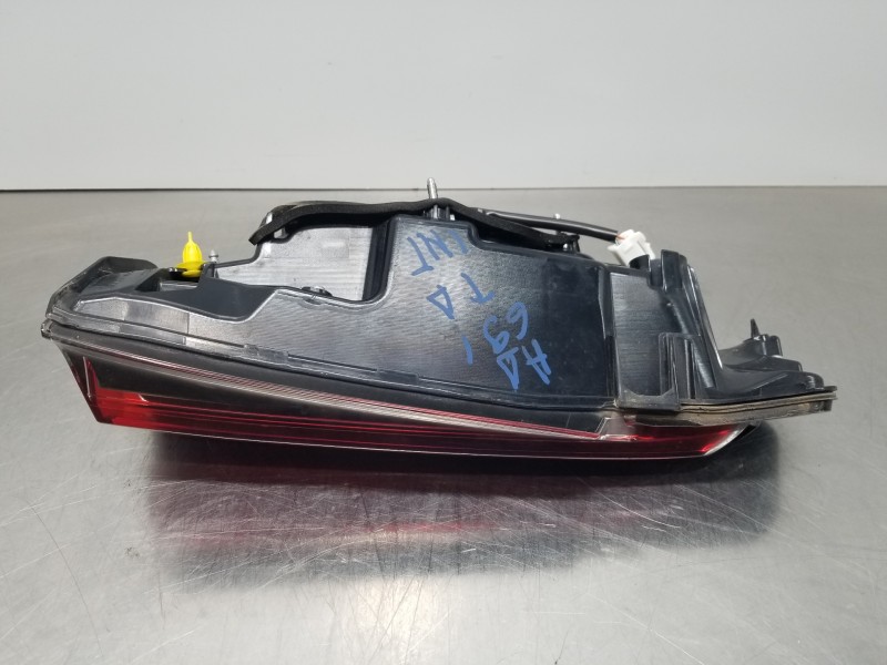 Recambio de piloto trasero derecho interior para lexus nx essence referencia OEM IAM 8158078040  