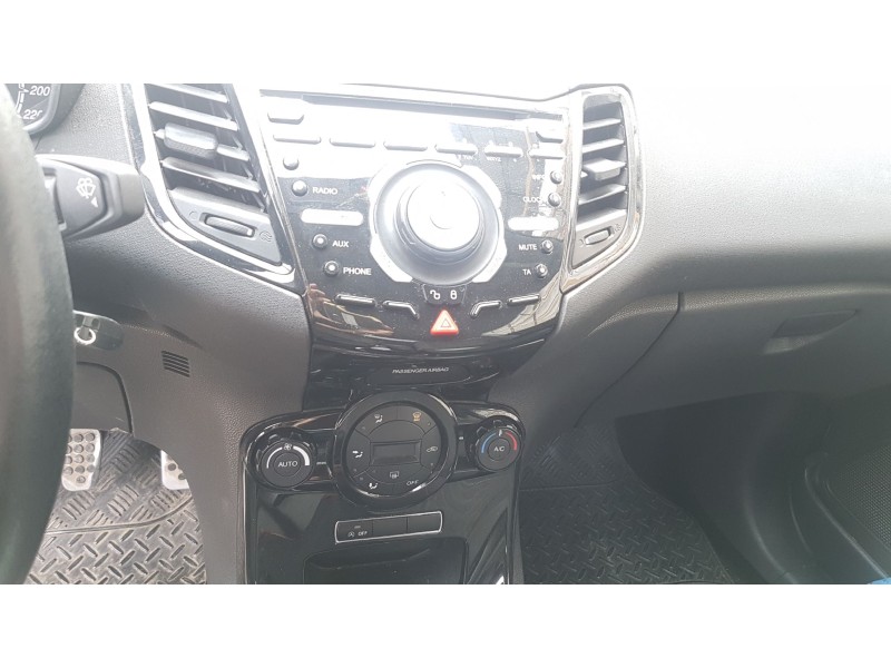 ford fiesta (ccn) del año 2013