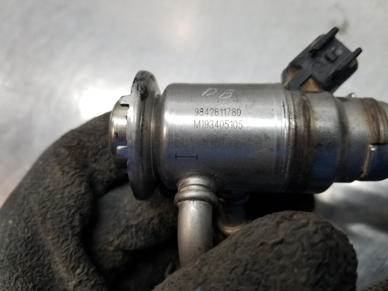 Recambio de inyector para peugeot rifter active pack referencia OEM IAM 9842811780  