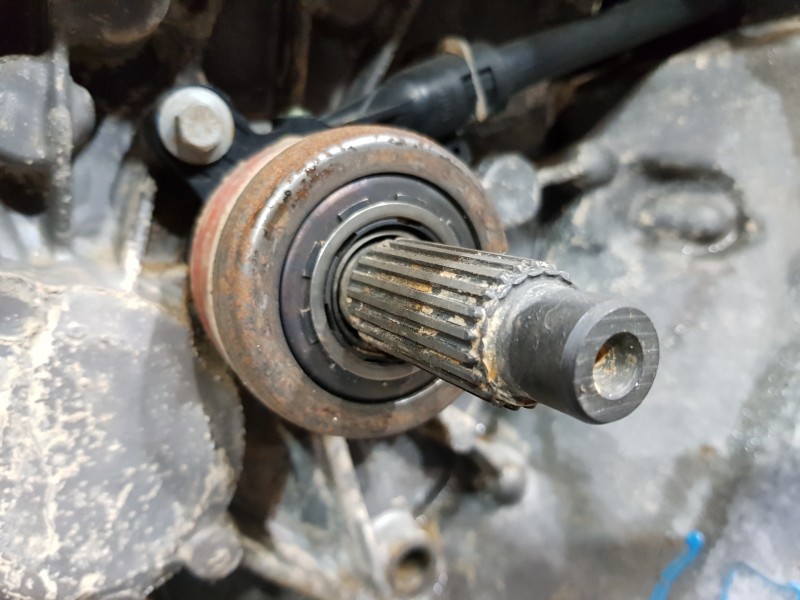 Recambio de caja cambios para nissan pulsar (c13) fastback referencia OEM IAM 320103323R 320101U0B TL4131