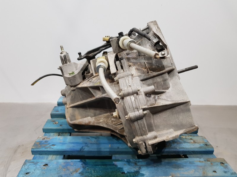 Recambio de caja cambios para nissan pulsar (c13) fastback referencia OEM IAM 320103323R 320101U0B TL4131