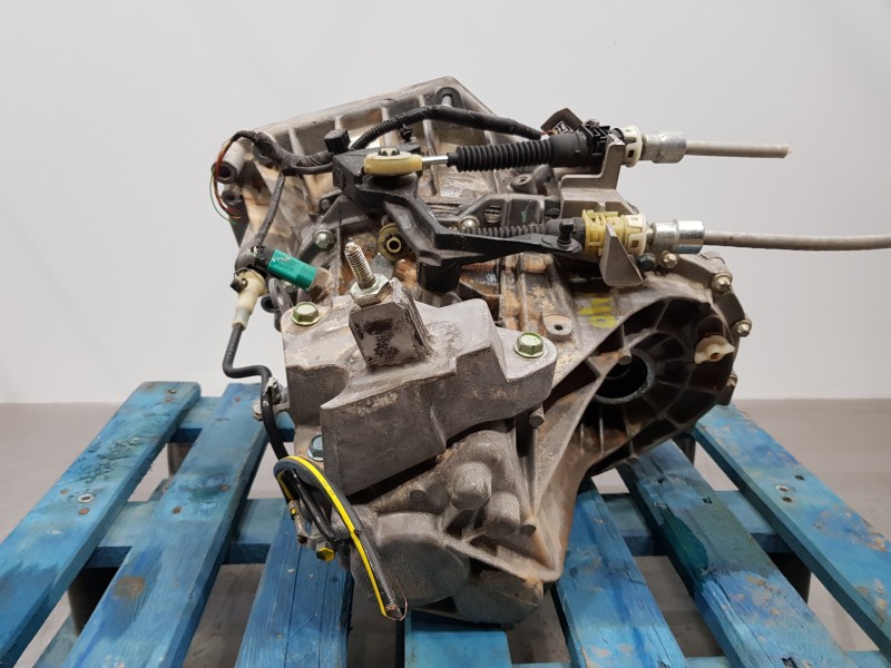 Recambio de caja cambios para nissan pulsar (c13) fastback referencia OEM IAM 320103323R 320101U0B TL4131