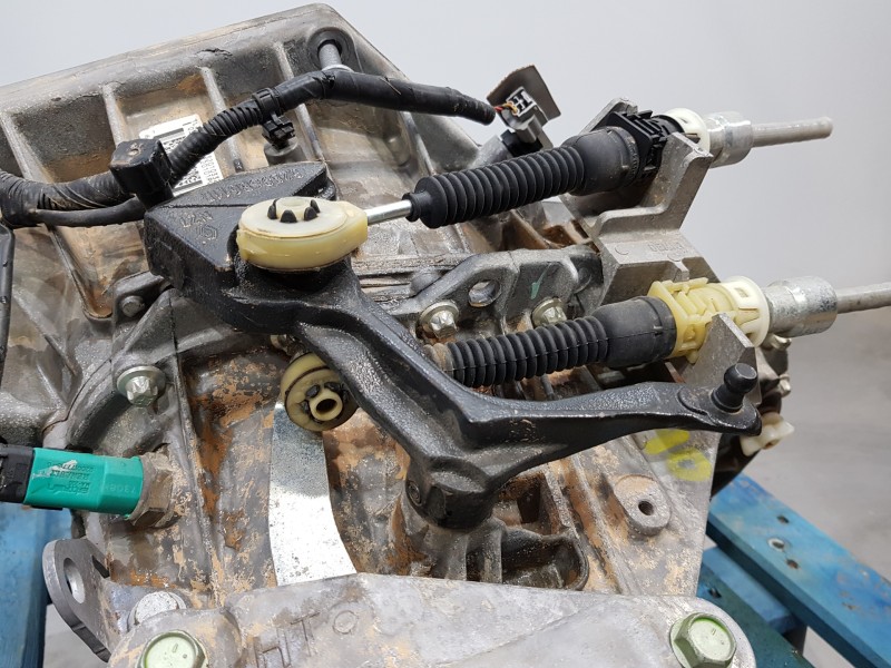 Recambio de caja cambios para nissan pulsar (c13) fastback referencia OEM IAM 320103323R 320101U0B TL4131