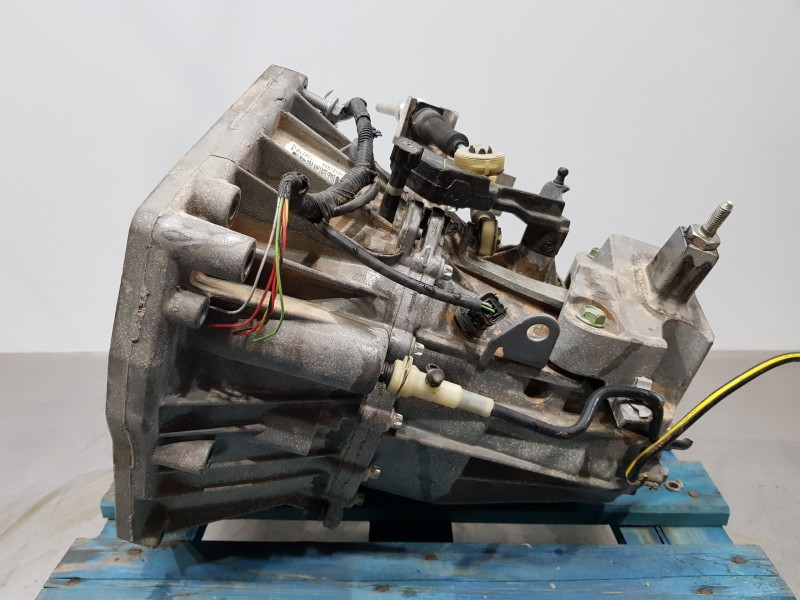 Recambio de caja cambios para nissan pulsar (c13) fastback referencia OEM IAM 320103323R 320101U0B TL4131