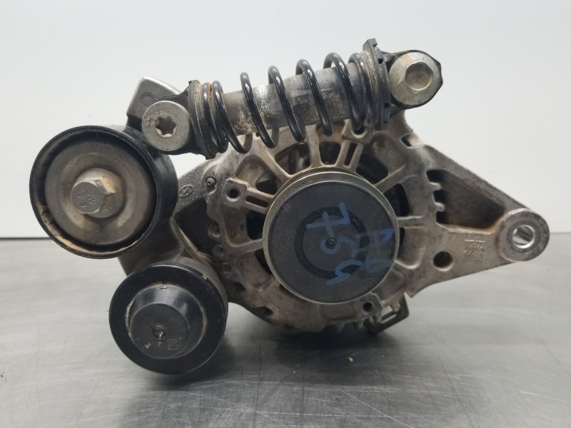 Recambio de alternador para hyundai tucson klass referencia OEM IAM 373002U400  