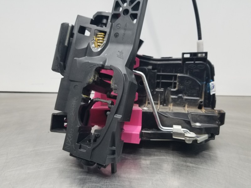 Recambio de cerradura puerta delantera derecha para hyundai tucson klass referencia OEM IAM 81320N7000  