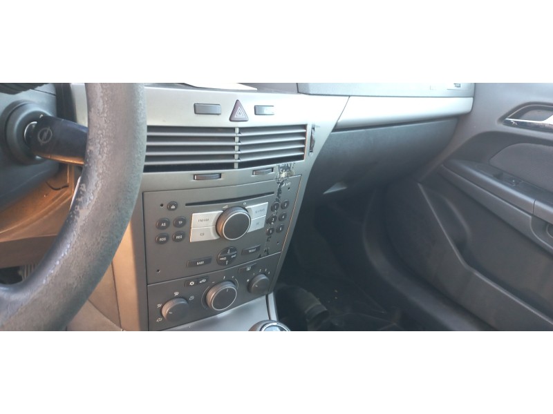 opel astra h berlina del año 2004